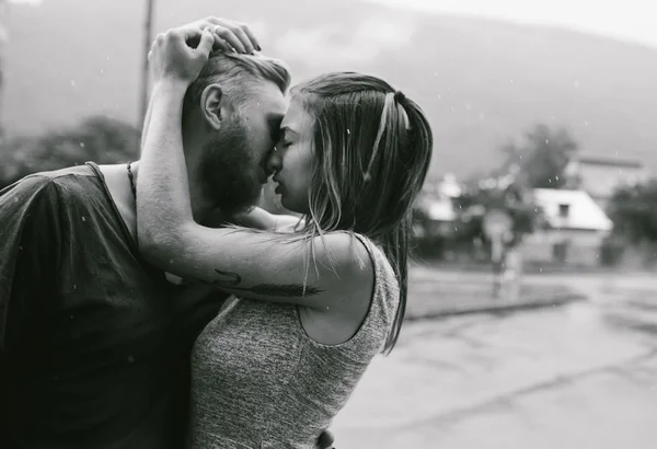 Hermosa pareja abrazándose en la lluvia —  Fotos de Stock