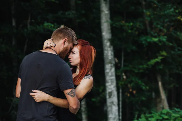 Vackra par på bakgrunden av skog — Stockfoto