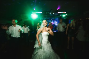 Güzel gelin ve damat dans