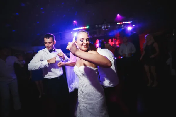 Mooie bruid en bruidegom dansen — Stockfoto