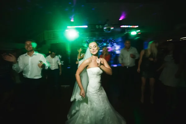 Hermosa novia y novio bailando — Foto de Stock