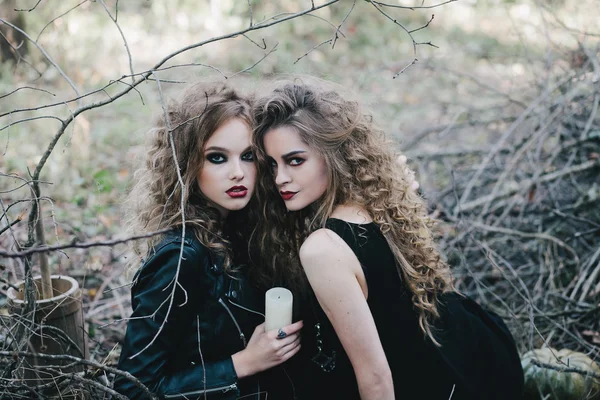 İki vintage cadı Cadılar Bayramı arifesinde toplandı — Stok fotoğraf