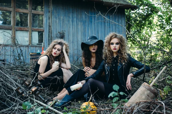 Tres mujeres vintage como brujas —  Fotos de Stock