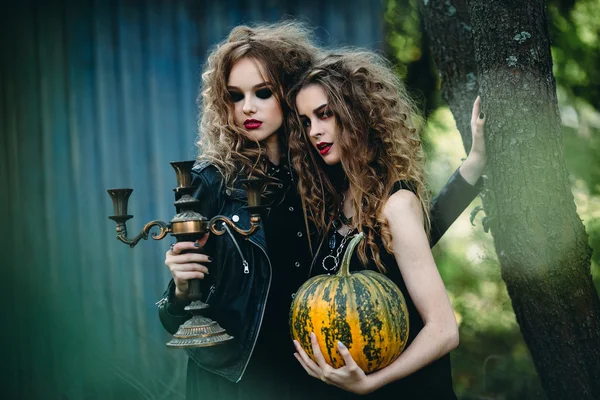 Deux femmes vintage comme sorcières — Photo