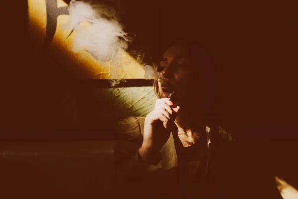女孩坐和抽电子香烟 — 图库照片