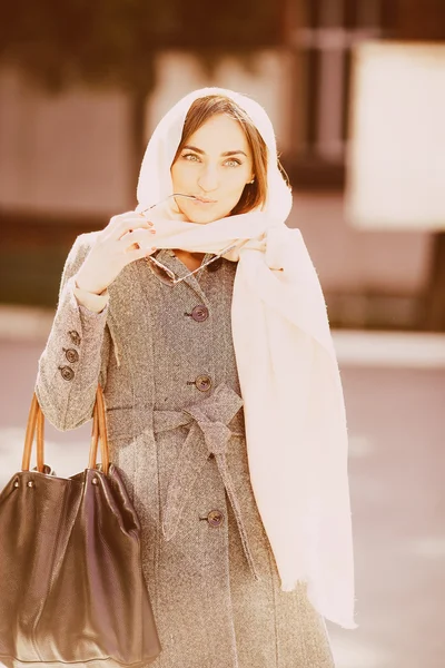 Fille dans un manteau dans la rue — Photo