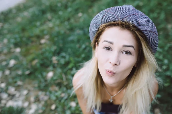 Pretty girl sitting and looking at the camera — Stock Photo, Image