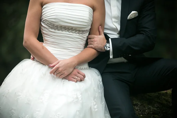 Schönes Hochzeitspaar sitzt im Wald — Stockfoto