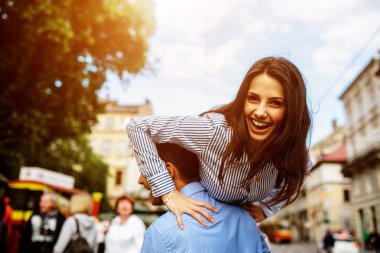 Çiftler şehirde iyi eğlenceler.