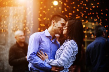 Çiftler şehirde iyi eğlenceler.