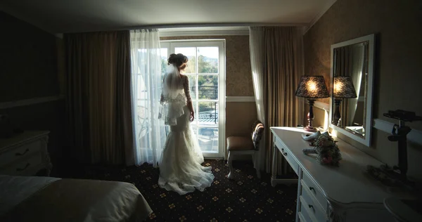 Menyasszony néz az ablakon keresztül — Stock Fotó