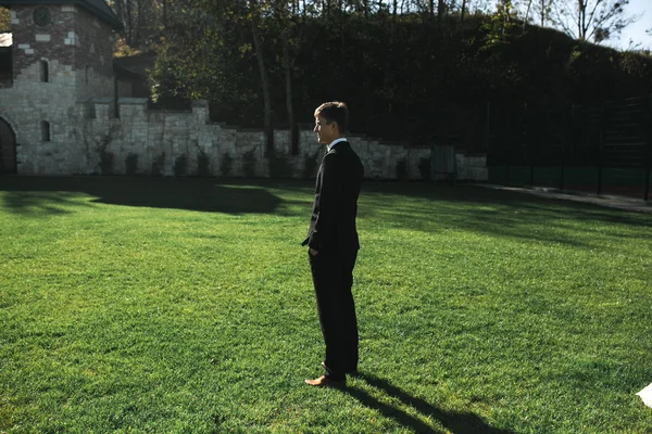 Bräutigam steht auf dem Gras — Stockfoto