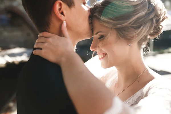 Sposa e sposo in posa per le strade — Foto Stock