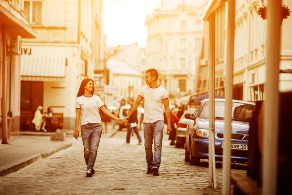 Pareja divertirse en la ciudad —  Fotos de Stock