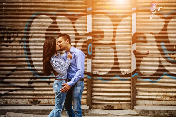 Couple have fun in the city — Stock Photo, Image
