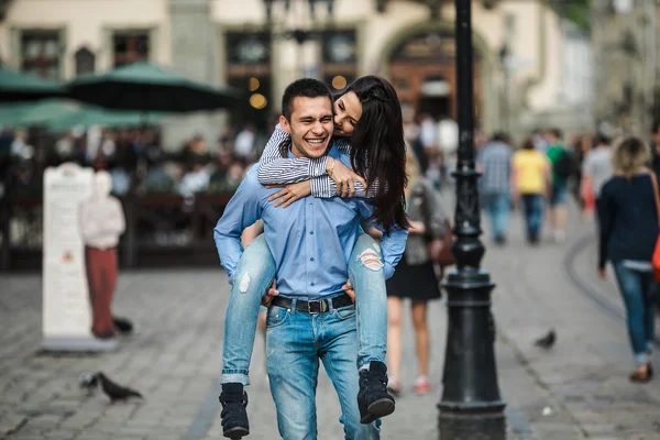 Pareja divertirse en la ciudad — Foto de Stock