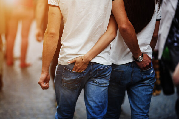 Пара веселиться в городе