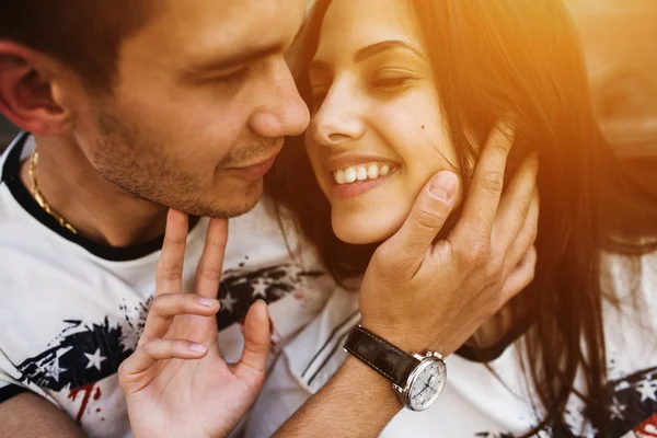 Pareja divertirse en la ciudad —  Fotos de Stock