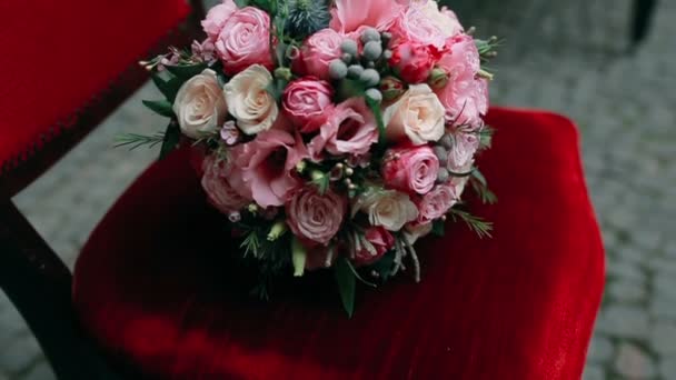 Wedding bouquet with roses — Stock Video