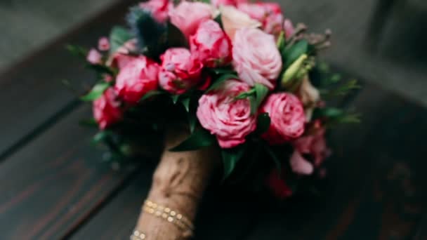 Весільний букет з трояндами — стокове відео