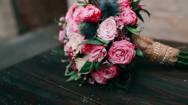 Γαμήλια ανθοδέσμη με τριαντάφυλλα — Αρχείο Βίντεο