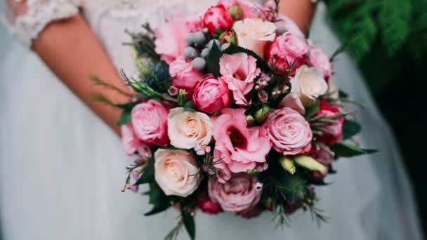 Mariée avec bouquet, gros plan — Video