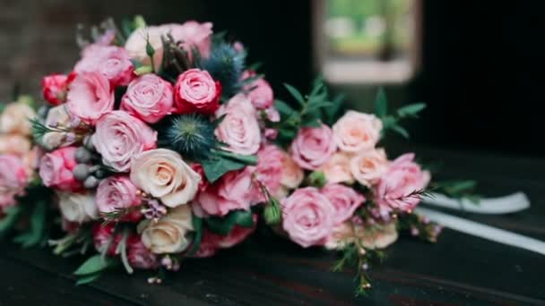 Ramo de boda con rosas — Vídeos de Stock