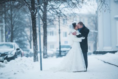 Gelin ve damat karda yürüme