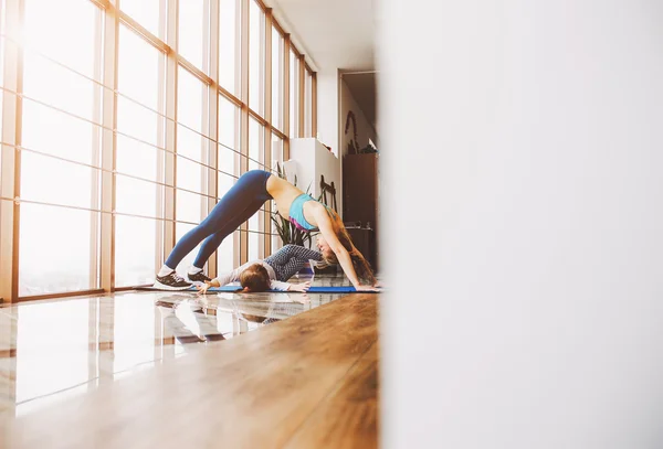 Madre e hija se extienden de nuevo en el gimnasio — Foto de Stock