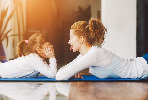 Madre e hija se divierten en el gimnasio — Foto de Stock