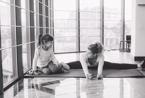 Ibu dan anak membuat yoga di gym — Stok Foto