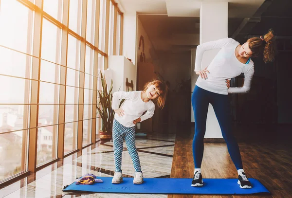 Dos chicas de diferentes edades haciendo yoga — Foto de Stock