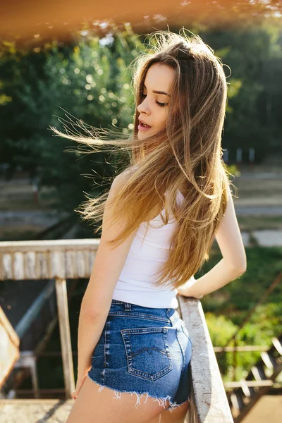 Menina bonita jovem posando — Fotografia de Stock