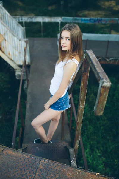 Joven hermosa chica posando —  Fotos de Stock