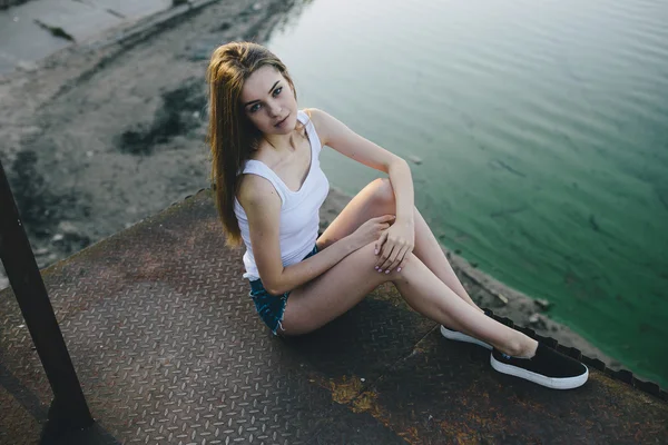 포즈를 취하는 젊은 아름 다운 소녀 — 스톡 사진