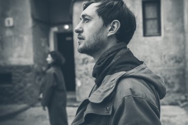 Caddede yürüyen büyüleyici bir çift.