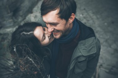 Caddede yürüyen büyüleyici bir çift.