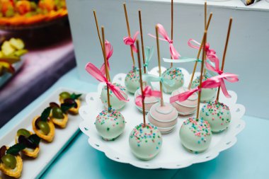 Lezzetli süslü düğün pastası