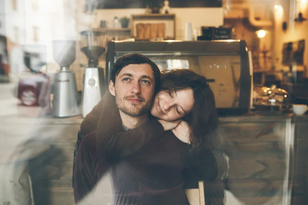 Vintage pasangan pelukan dan tertawa .Coffee toko — Stok Foto