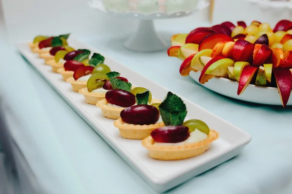 Delicioso pastel de boda de lujo y fruta —  Fotos de Stock