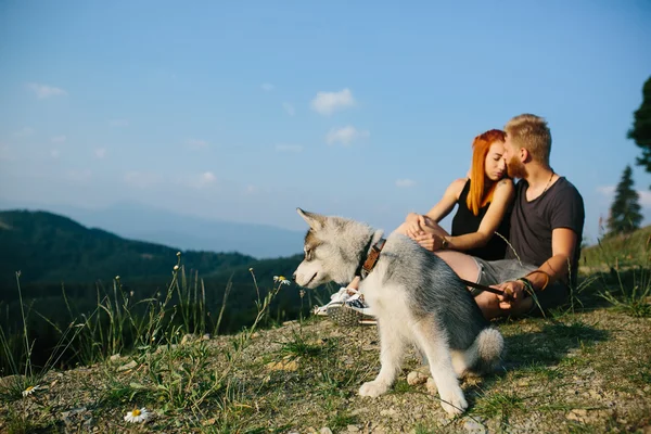 Foto de una pareja en las montañas — Foto de Stock