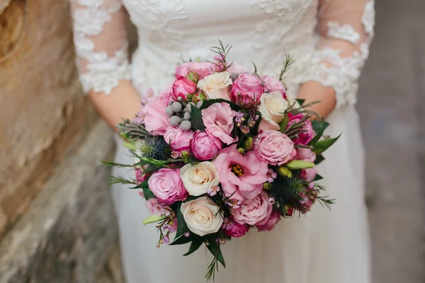 Mariée avec bouquet, gros plan — Photo