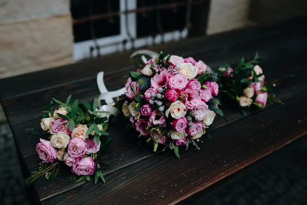 Buquê de casamento com rosas — Fotografia de Stock