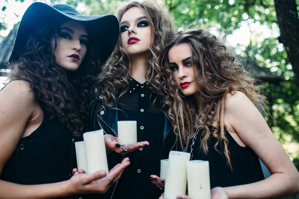 Tres mujeres vintage como brujas — Foto de Stock
