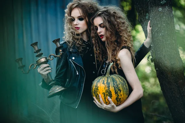 Deux femmes vintage comme sorcières — Photo