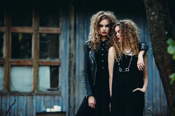 Twee vintage vrouwen als heksen — Stockfoto