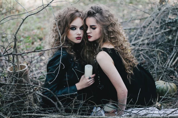 Duas bruxas vintage reuniram véspera de Halloween — Fotografia de Stock