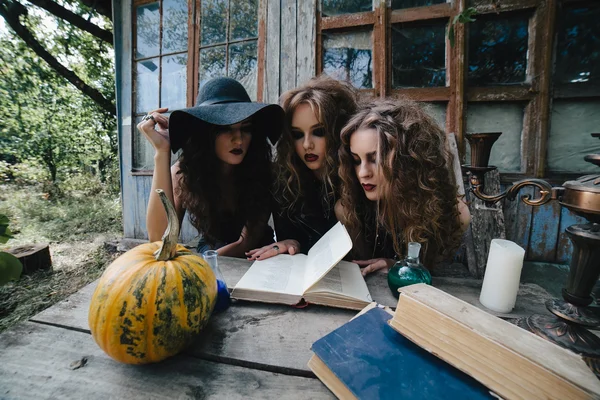 Three vintage witches perform magic ritual — Stock Photo, Image