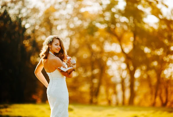 Hermosa novia posando — Foto de Stock