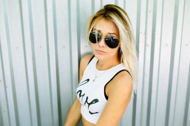 güzel sarışın poz